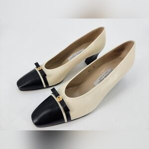 Etienne Aigner CREAM & BLACK Patent Leather Cap Toe Bow HEELS PUMPS SZ 8.5 N